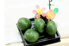 草長(zhǎng)鶯飛二月天，拂堤楊柳醉春煙。青團(tuán)美味人人愛(ài)，機(jī)器生產(chǎn)高效又衛(wèi)生